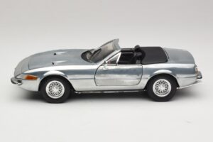 Ferrari 365 GTS Chrome Silver Hot Wheels 1:18 25738 Metall — Bild 4 von 8