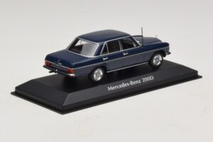 Mercedes 200D W115 Blau Maxichamps 1:43 940034000 Metall — Bild 2 von 5