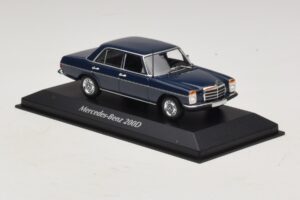 Mercedes 200D W115 Blau Maxichamps 1:43 940034000 Metall — Bild 3 von 5
