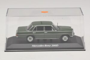 Mercedes 200D W115 Dunkelgrün Maxichamps 1:43 940034001 Metall — Bild 4 von 5