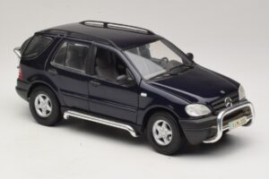 Mercedes ML320 W163 Blau Maisto 1:18 31847 Metall — Bild 6 von 8