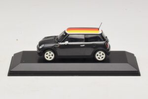 Mini Cooper One R50 Grün Mit Deutscher Flagge Minichamps 1:43 Mini Cooper One R50 Grün Mit Deutscher Flagge Minichamps 1:43 MINI033 Metall