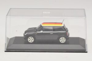 Mini Cooper One R50 Grün Mit Deutscher Flagge Minichamps 1:43 MINI033 Metall — Bild 4 von 5