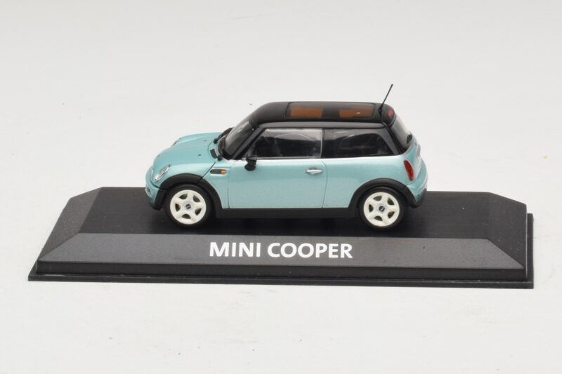 Mini Cooper S R53 Hellblau Metallic Mit Schwarzem Dach Minichamps 1:43 Mini Cooper S R53 Hellblau Metallic Mit Schwarzem Dach Minichamps 1:43 MINI030 Metall