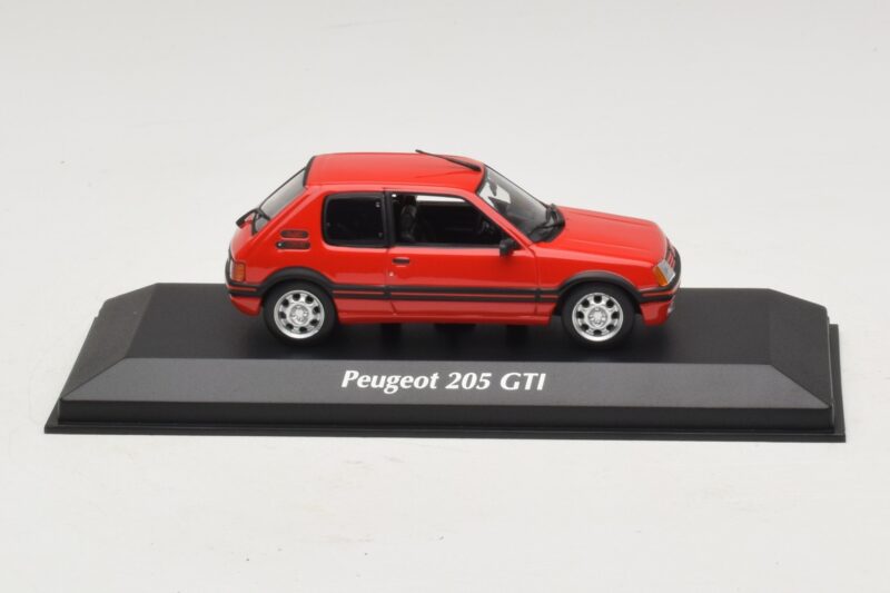 Peugeot 205 GTi Rot Maxichamps 1:43 Peugeot 205 GTi Rot Maxichamps 1:43 940112300 Metall