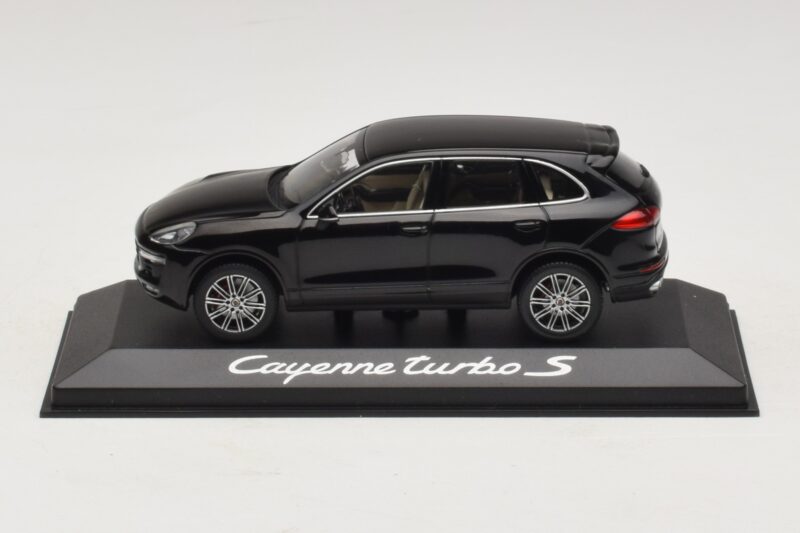 Porsche Cayenne 958 Turbo S Schwarz Minichamps 1:43 Porsche Cayenne 958 Turbo S Schwarz Minichamps 1:43 WAP0200220E Metall