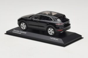 Porsche Cayenne Schwarz Metallic Minichamps 1:43 410066301 Metall — Bild 3 von 5
