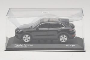Porsche Cayenne Schwarz Metallic Minichamps 1:43 410066301 Metall — Bild 4 von 5
