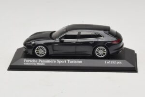 Porsche Panamera 971 4 E-Hybrid Sport Turismo Grau Minichamps 1:43 Porsche Panamera 971 4 E-Hybrid Sport Turismo Grau Minichamps 1:43 410066112 Metall