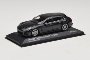 Porsche Panamera 971 4 E-Hybrid Sport Turismo Grau Minichamps 1:43 410066112 Metall — Bild 2 von 5