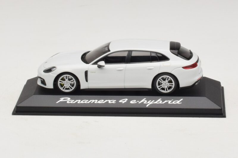 Porsche Panamera 971 4 E-Hybrid Weiß Minichamps 1:43 Porsche Panamera 971 4 E-Hybrid Weiß Minichamps 1:43 WAP0207620H Metall
