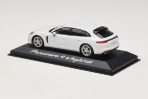 Porsche Panamera 971 4 E-Hybrid Weiß Minichamps 1:43 WAP0207620H Metall — Bild 3 von 5