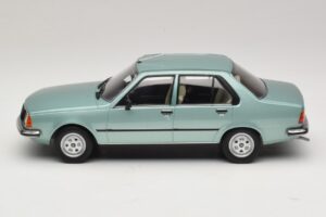 Renault 18 Hellgrün MCG 1:18 MCG18596 Metall — Bild 3 von 6