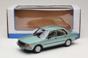 Renault 18 Hellgrün MCG 1:18 MCG18596 Metall — Bild 6 von 6