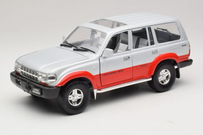 Toyota Land Cruiser J80 Silber Rot Road Legends 1:18 92098 Metall