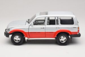 Toyota Land Cruiser J80 Silber Rot Road Legends 1:18 92098 Metall — Bild 4 von 8